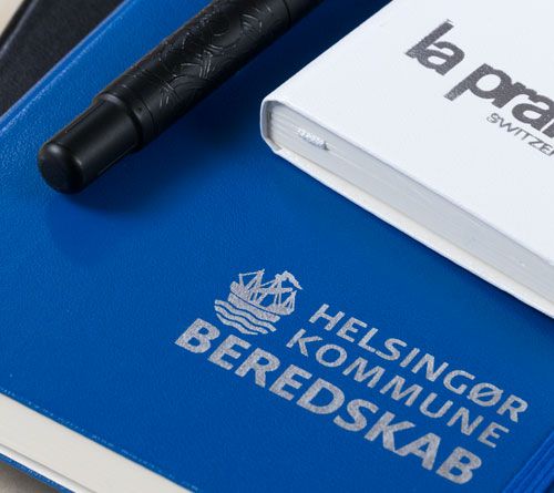 Helsingør Kommune Beredskab logo præget med sølv på notesbog